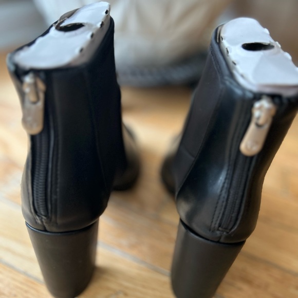 🔥NWOT Adrienne Vittadini Rudd ankle boots. Faux leather stretch upper. Sz 8 - Picture 3 of 15